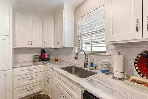 Kitchen - 1410 E Siebenmorgen Rd, Conway, AR 72032 photo 5 of 6