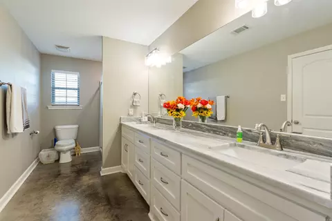 Bath - 1410 E Siebenmorgen Rd, Conway, AR 72032 photo 2 of 3