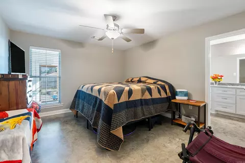 Bedroom - 1410 E Siebenmorgen Rd, Conway, AR 72032 photo 3 of 4