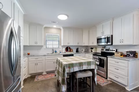 Kitchen - 1410 E Siebenmorgen Rd, Conway, AR 72032 photo 1 of 6