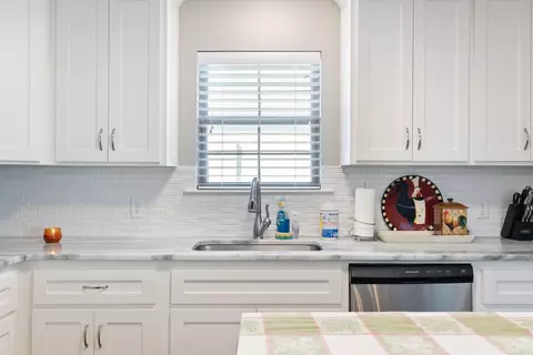 Kitchen - 1410 E Siebenmorgen Rd, Conway, AR 72032 photo 3 of 6