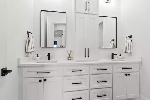 Bath - 2505 Collins Dr, Conway, AR 72034 photo 6 of 8