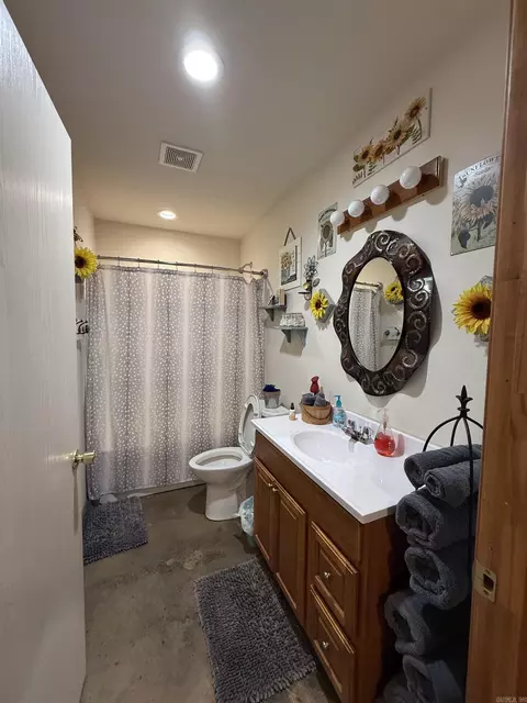 Bath - 409 E 13th St, Murfreesboro, AR 71958 photo 1 of 2