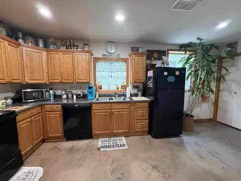 Kitchen - 409 E 13th St, Murfreesboro, AR 71958 photo 4 of 7