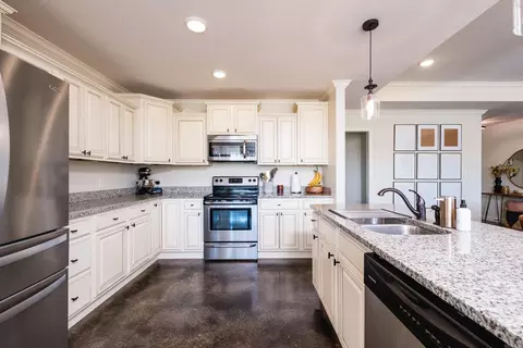 Kitchen - 1810 Jaguar Dr, Conway, AR 72032 photo 4 of 7