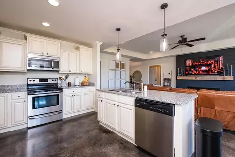 Kitchen - 1810 Jaguar Dr, Conway, AR 72032 photo 5 of 7