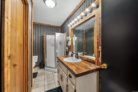 Bath - 415 Crooked Rd, De Queen, AR 71832 photo 3 of 5