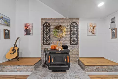 Entry Way - 415 Crooked Rd, De Queen, AR 71832 photo 2 of 3