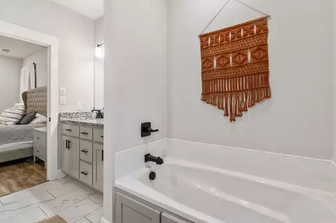 Bath - 12 Raspberry Ln, Cabot, AR 72023 photo 3 of 4