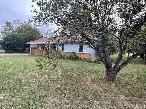 235 E 10th St, Newark, AR 72562 photo 3