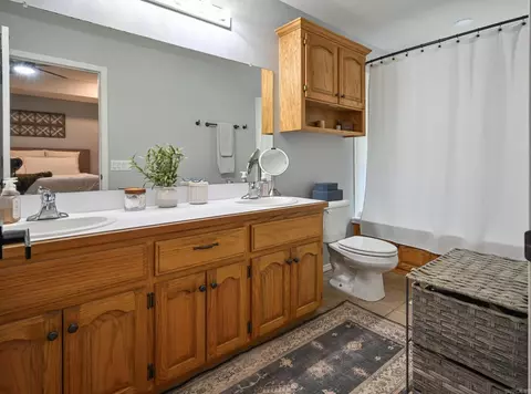 Bath - 1101 Redbud Dr, Mena, AR 71953 photo 1 of 5
