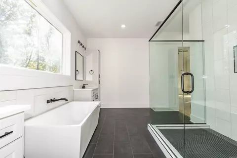Bath - 6047 Charley Pl, Benton, AR 72019 photo 1 of 3