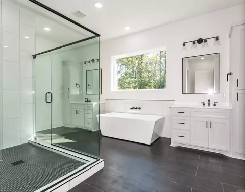 Bath - 6047 Charley Pl, Benton, AR 72019 photo 2 of 3