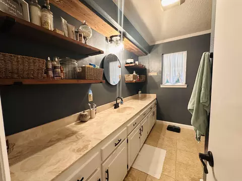 Bath - 137 N Pine St, Mount Ida, AR 71957 photo 1 of 4