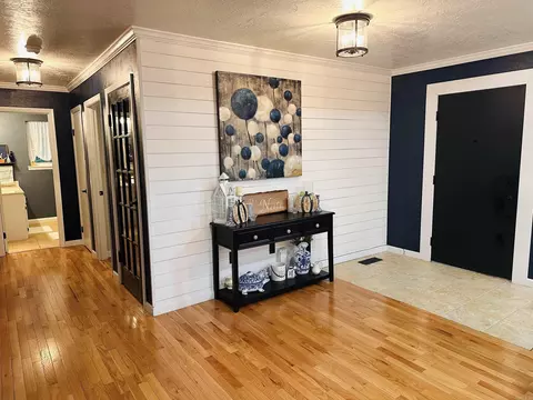 Entry Way - 137 N Pine St, Mount Ida, AR 71957 photo 1 of 2