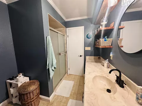 Bath - 137 N Pine St, Mount Ida, AR 71957 photo 2 of 4
