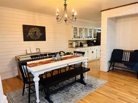 Dining - 137 N Pine St, Mount Ida, AR 71957 photo 2 of 4