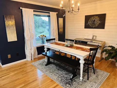 Dining - 137 N Pine St, Mount Ida, AR 71957 photo 1 of 4