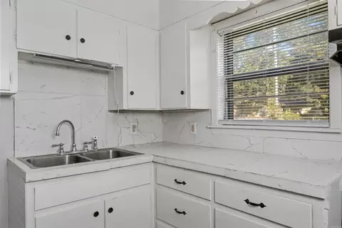 Kitchen - 7 Bonnie Park Dr, Pine Bluff, AR 71601 photo 2 of 3