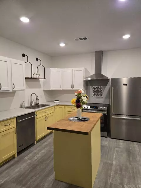 Kitchen - 808 W 27th, Pine Bluff, AR 71601 photo 2 of 3