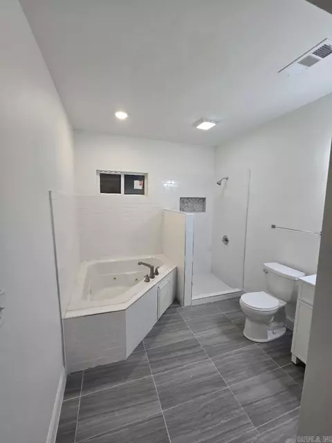 Bath - 808 W 27th, Pine Bluff, AR 71601 photo 1 of 3
