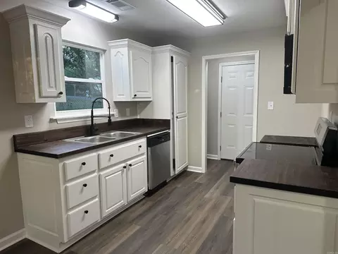 Kitchen - 921 Athens Ln, Benton, AR 72015 photo 2 of 2