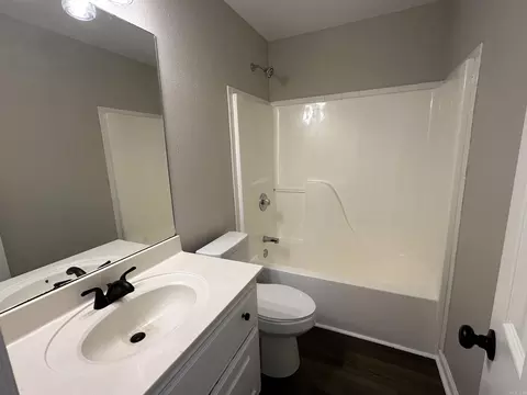 Bath - 921 Athens Ln, Benton, AR 72015 photo 2 of 2