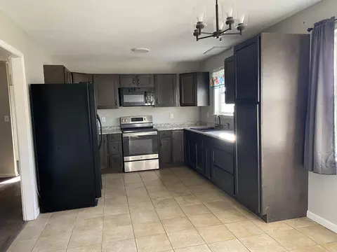 Kitchen - 13898 E 18 Hwy, Newport, AR 72112 photo 2 of 2