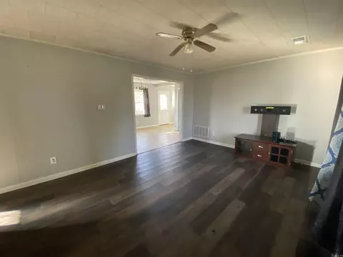 Living - 13898 E 18 Hwy, Newport, AR 72112 photo 2 of 4