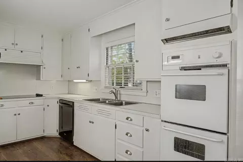 Kitchen - 13 Jefferson Pl, Pine Bluff, AR 71603 photo 2 of 3