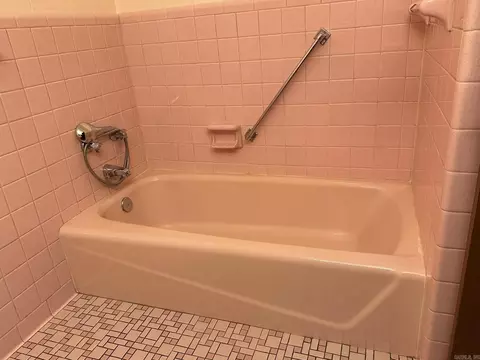 Bath - 518 Fifth St, Conway, AR 72032 photo 2 of 3