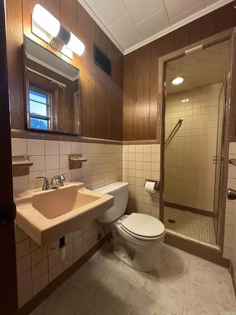 Bath - 518 Fifth St, Conway, AR 72032 photo 3 of 3