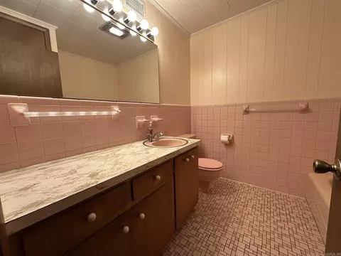 Bath - 518 Fifth St, Conway, AR 72032 photo 1 of 3