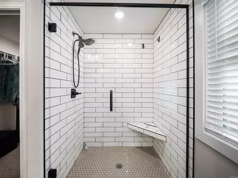 Bath - 1433 Woolridge Dr, Benton, AR 72015 photo 1 of 3