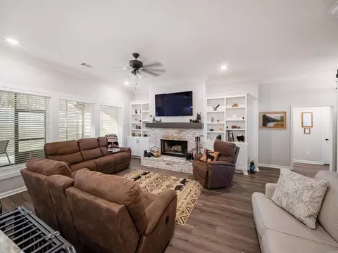Living - 1433 Woolridge Dr, Benton, AR 72015 photo 3 of 5