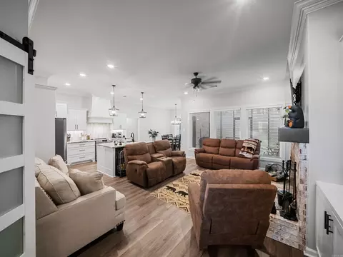 Living - 1433 Woolridge Dr, Benton, AR 72015 photo 4 of 5