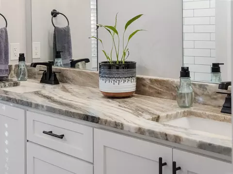 Bath - 1433 Woolridge Dr, Benton, AR 72015 photo 2 of 3