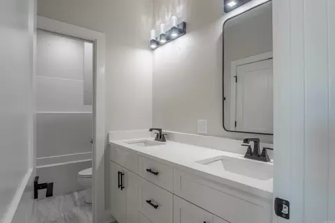 Bath - 240 Michelle Dr, Beebe, AR 72012 photo 6 of 7
