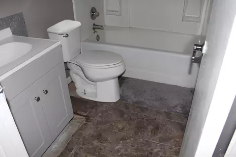 Bath - 7728 Gaddy Koonce Rd, Pine Bluff, AR 71603 photo 2 of 8
