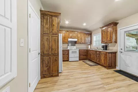 Kitchen - 20 Williamsburg Dr, Cabot, AR 72023 photo 5 of 5