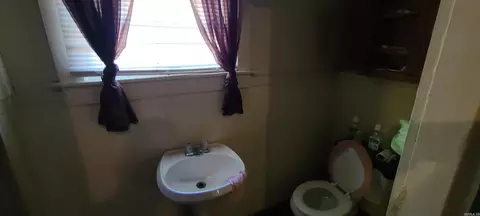 Bath - 2104 W 21st Ave, Pine Bluff, AR 71603 photo 1 of 2