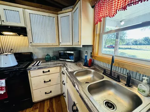 Kitchen - 701 Sunset Vly, Mountain View, AR 72560 photo 3 of 4