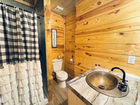 Bath - 701 Sunset Vly, Mountain View, AR 72560 photo 2 of 2