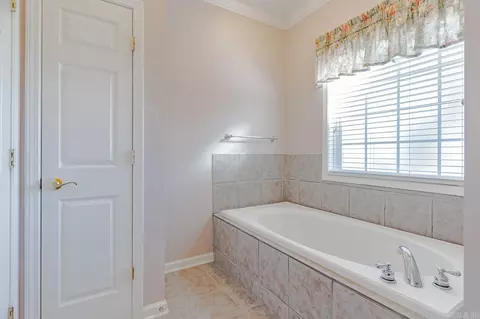 Bath - 901 Balcom Ln, Trumann, AR 72472 photo 2 of 6