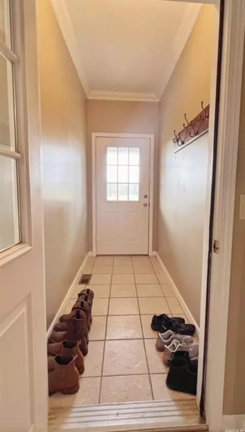 Entry Way - 2543 Bonetown Rd, Sidney, AR 72577 photo 3 of 5