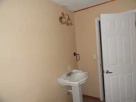 Bath - 233 Piney Rd, Marshall, AR 72650 photo 2 of 5