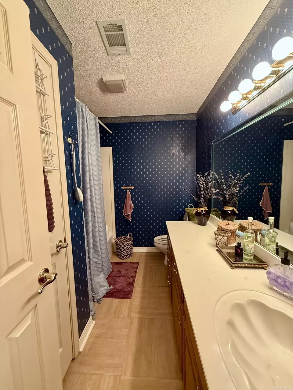 Bath - 100 Lakewood Ct, Crossett, AR 71635 photo 2 of 5