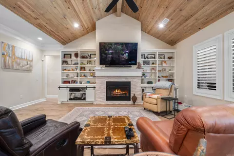 301 Arlington Park Dr, Hot Springs, AR 71901