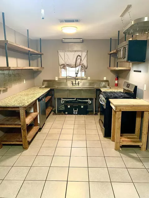 Kitchen - 909 Eddie Ln, Redfield, AR 72132 photo 2 of 3