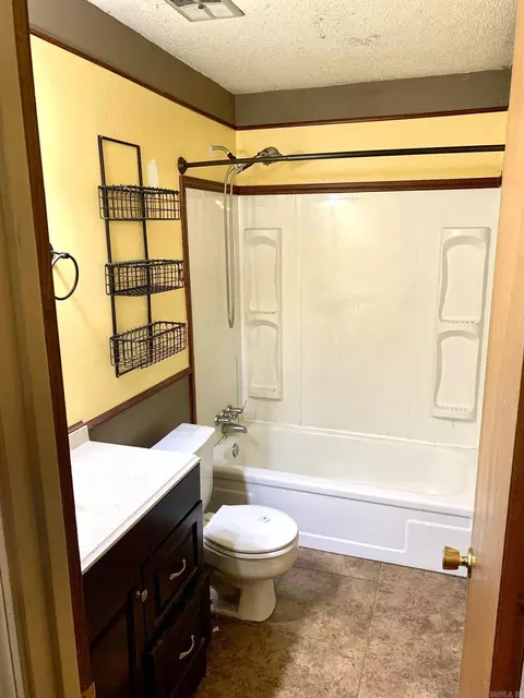 Bath - 909 Eddie Ln, Redfield, AR 72132 photo 1 of 3
